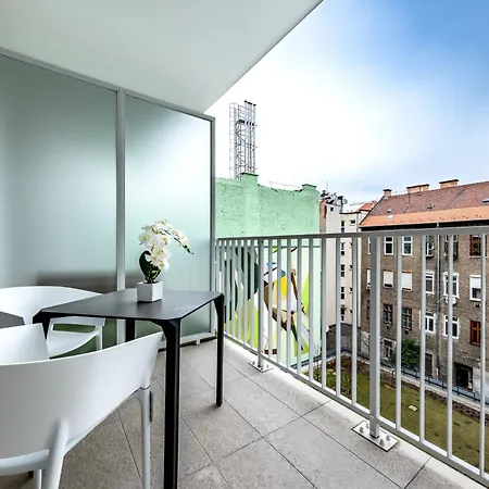 Frankie's - Free Parking Budapest