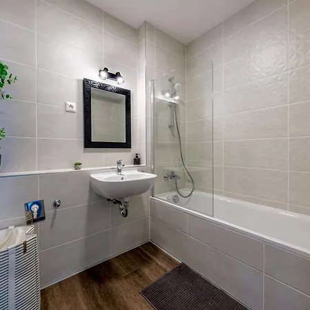 Frankie's - Free Parking Budapest